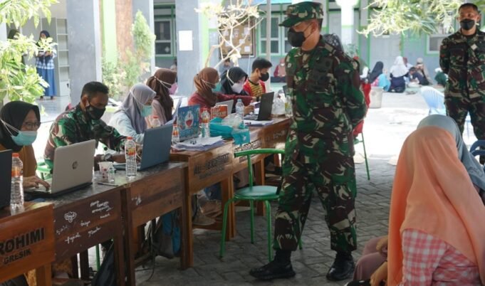 Dandim 0817/Gresik Pantau Pelaksanaan Serbuan Vaksinasi di Pondok Pesantren