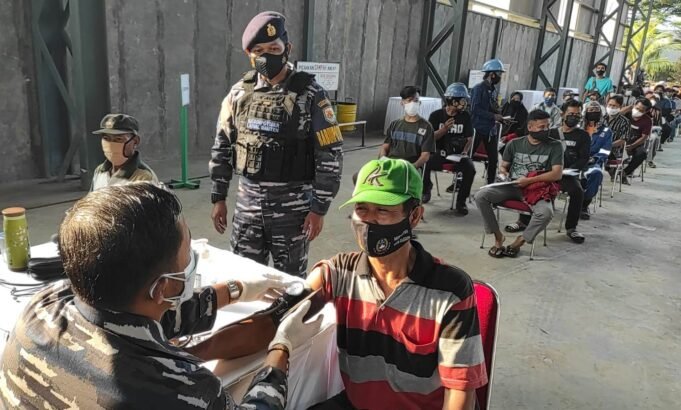 Gempur Covid-19, Danlanal Banten Tinjau Pelaksanaan Vaksinasi Tahap 2 di Galangan PT. CMS