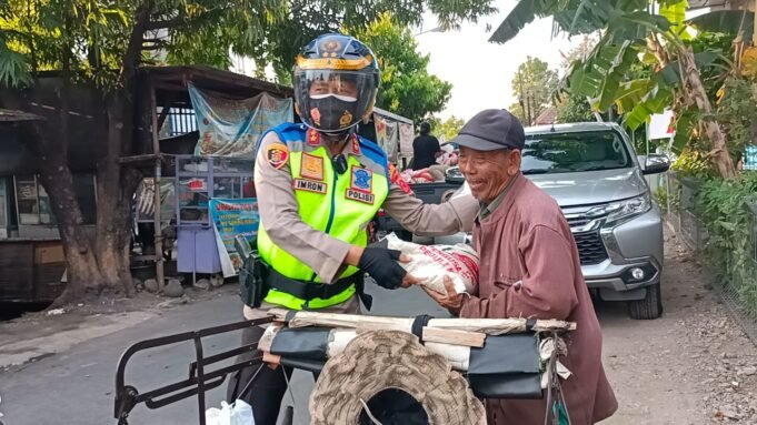 Gunakan Sepeda Motor, Sinergitas TNI – Polri Bagikan Sembako Bagi Masyarakat Dampak Pandemi Covid-19