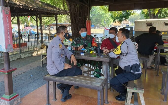 Kasbar Polres Ciko bersama Danramil dan Kapolsek lemahwungkuk, Stanby Antisipasi di keraton Kasepuhan