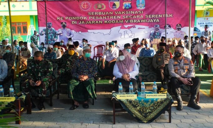 Ribuan Santri Antusias Mengikuti Serbuan Vaksininasi Covid-19 di Ponpes Qomaruddin Bungah