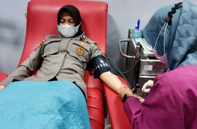 Peduli Sesama, Puluhan Polwan Polres Gresik Donor Darah