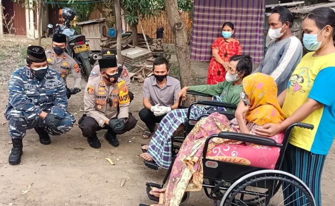 Kapolres Cirebon Kota, Berikan Dua Kursi Roda plus Sembako Untuk Pasutri yang Lumpuh Selama 10 Tahun