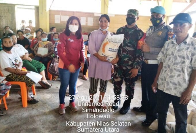 Koramil 10/Lolowau Menghadiri Acara Pembagian Beras PPKM di Desa Hilinamozihono Kecamatan Oou Kabupaten Nias Selatan