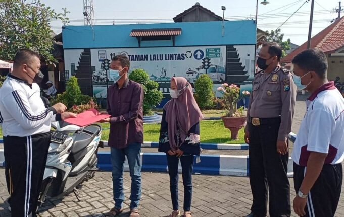 Pasutri Muda Hormat Bendera, Berbuah Apresiasi Dari Kapolsek Driyorejo