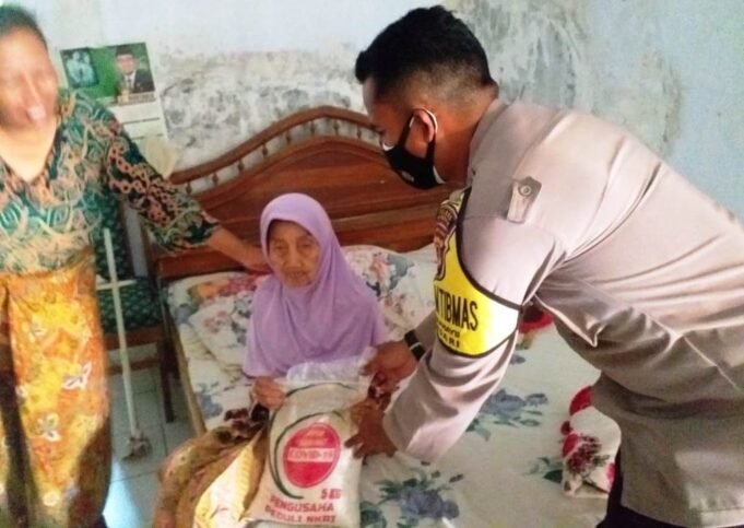 Polresta Cirebon Bagikan 200 Paket Sembako Kepada Warga Slum Area Desa Wilulang dan Desa Kalisari