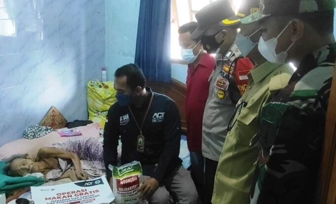 Relawan Kemanusiaan di Gresik Mulai Berdatangan, Didampingi Bhabinkamtibmas Salurkan Bansos Pada Nenek Ya Tripah