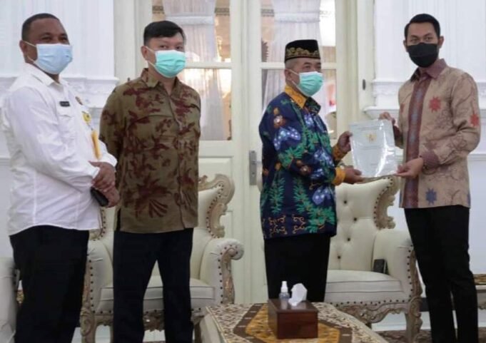 Wamen ATR/BPN RI Kunjungi Tuban Serahkan Sertifikat Tanah dan Waqaf