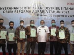 Bupati Konawe Serahkan 571 Sertipikat Redistribusi Tanah Objek Reforma Agraria Tahun 2021
