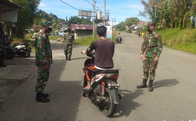 Personil Babinsa Koramil 10/Lolowau Laksanakan Operasi Yustisi Penegakan Disiplin Masyarakat Mematuhi Protokol Kesehatan