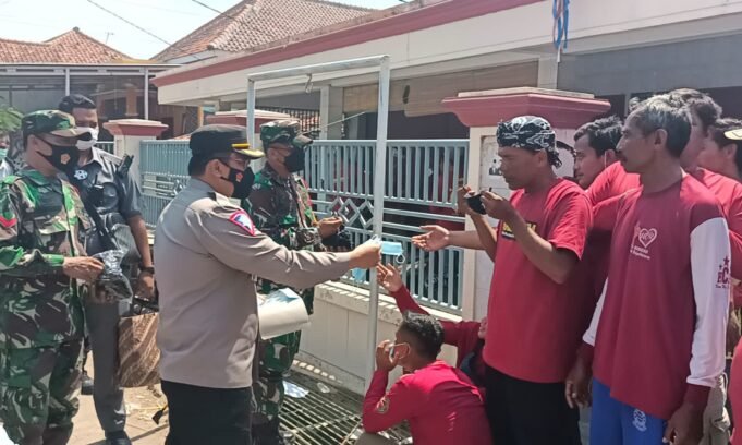 Polres Cirebon Kota, Bansos dan Edukasi Warga untuk Tetap Prokes Melalui Peran Aktif Bhabinkamtibmas
