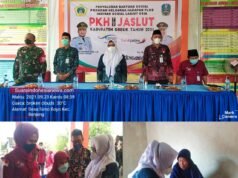 203 Lansia Terima Bansos, Wabup Gresik Salurkan PKH Plus Jaslut di Desa Sirnoboyo