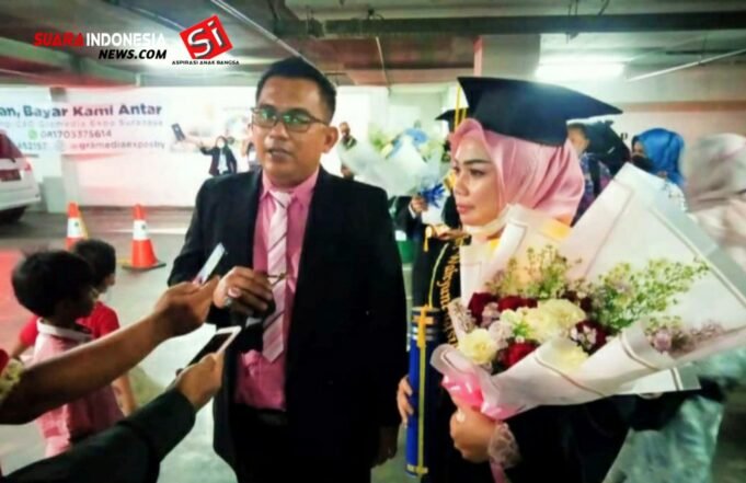 Berikan Semangat Sang Istri, Ketua DPD Puskominfo Jawa Timur Dampingi Wisuda