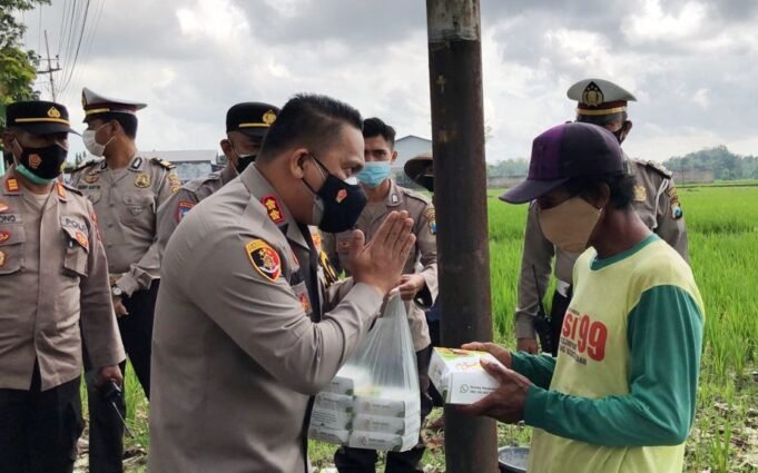Jum’at Berkah, Kapolresta Banyuwangi Datangi Masyarakat Pinggiran Bagikan Makanan