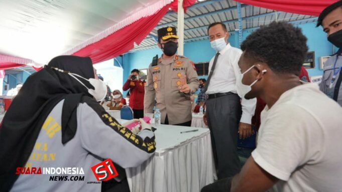 Kapolda Jatim Cek Vaksinasi di UMM Bersama Presiden RI dan Kapolri