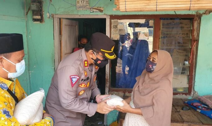 Kapolres Cirebon Kota Bansos 130 Paket Beras 450 Kg Bagi Warga Terdampak Pandemi Covid19