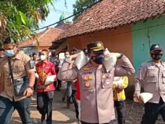Kapolres Cirebon kota Bagikan Sembako Kepada Warga Secara Door to Door