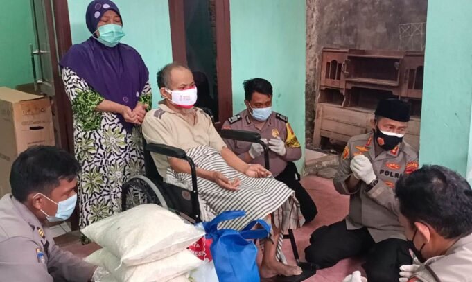 Lansia 58 Tahun Lumpuh, Mendapatkan Bantuan Kursi Roda dan Sembako dari Kapolres Cirebon kota