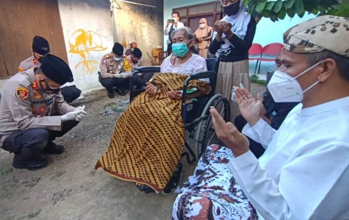 Lansia Korban Tabrak Lari yang Menderita Lumpuh, Mendapatkan Bantuan Kursi Roda dari Kapolres