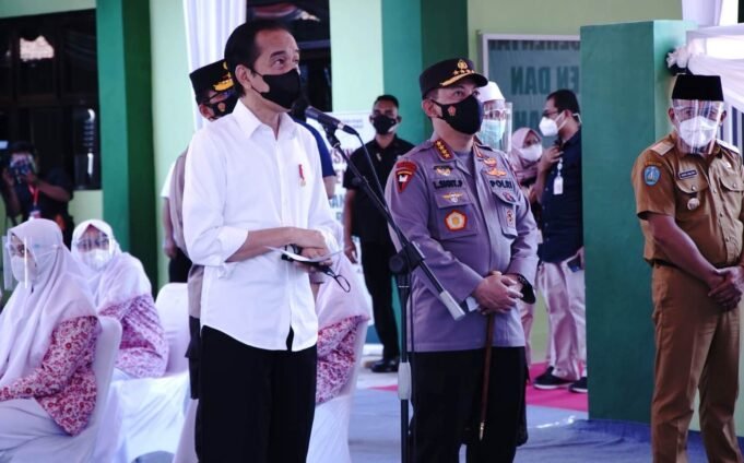 Presiden dan Kapolri Tinjau Vaksinasi Merdeka di Ponpes dan Tempat Ibadah Se-Indonesia