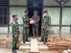 Satgas Pamtas Yonarmed 6/3 Kostrad Bagikan Sembako di Perbatasan RI-RDTL