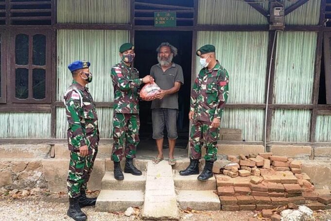 Satgas Pamtas Yonarmed 6/3 Kostrad Bagikan Sembako di Perbatasan RI-RDTL