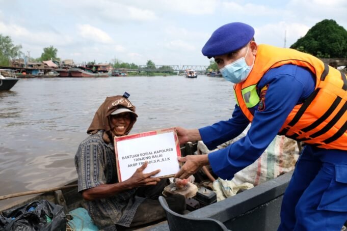 Satpolair Polres Tanjungbalai Gelar Bansos Pada Warga Nelayan Terdampak Covid-19