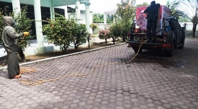 Tekan Penyebaran Covid-19, Brimob Polda Aceh Semprot Disinfektan