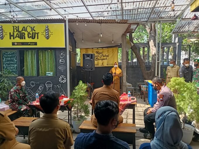 Tunda Kehamilan di Masa Pandemi, Wabup Bu Min bersama Ketua TP PKK Gresik Membagikan Alat Kontrasepsi