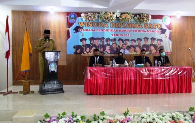 Wakil Bupati Menghadiri Acara Wisuda Perdana LPKBN Kabupaten Halmahera Selatan