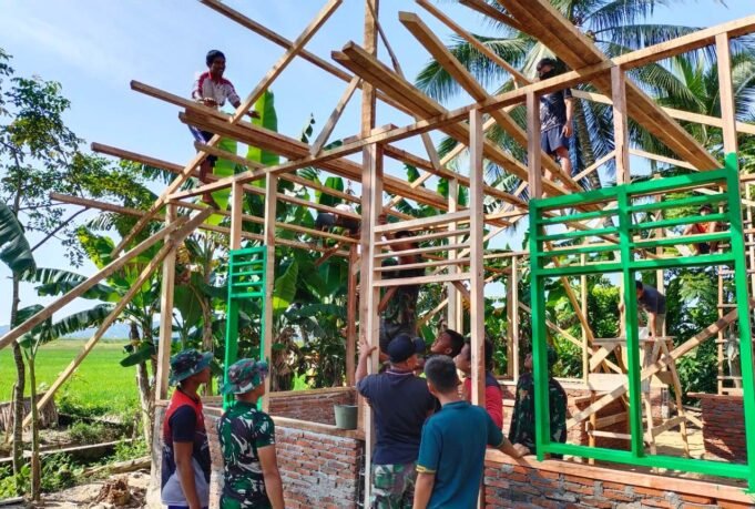 Warga Bersama Satgas TMMD 112 Siapkan Kerangka Atap Rumah