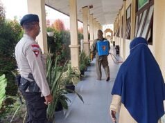 Brimob Polda Aceh Semprot Disinfektan di SMKN 8 Lhokseumawe