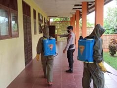 Brimob Polda Aceh Semprot Disinfektan di SMU N 4 Kota Lhokseumawe