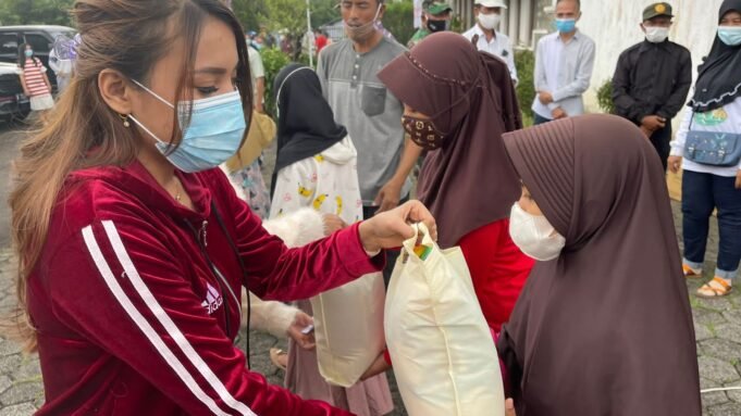 Hani Fahrani Artis Sinetron Beken Ini Bagikan Sembako di Acara Baksos Sukaresmi – Cianjur