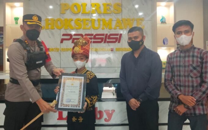 Kapolres Lhokseumawe Berikan Penghargaan Kepada Duta Aceh asal Kuta Makmur di Ajang IMB 2021