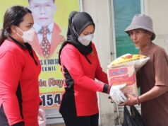 Berbagi Dengan Sesama, Persit KCK Grup 1 Kopassus Bagikan 100 Paket Beras Untuk Kaum Dhuafa