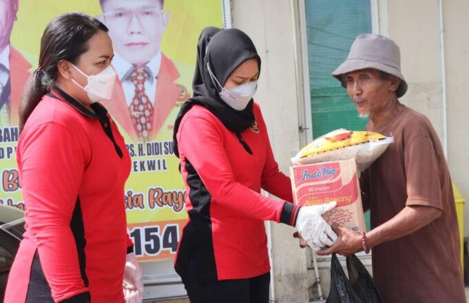 Berbagi Dengan Sesama, Persit KCK Grup 1 Kopassus Bagikan 100 Paket Beras Untuk Kaum Dhuafa