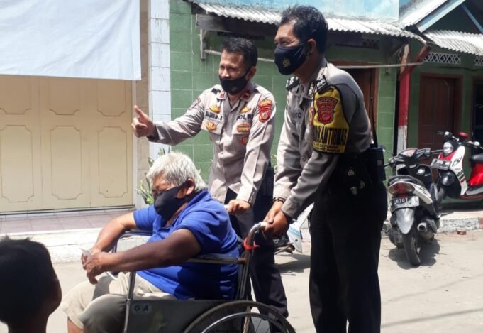 Polsek Lemahwungkuk Permudah Lansia, Gunakan Mobil Dinas dan Gendong Warga Lansia Menuju Lokasi Vaksin