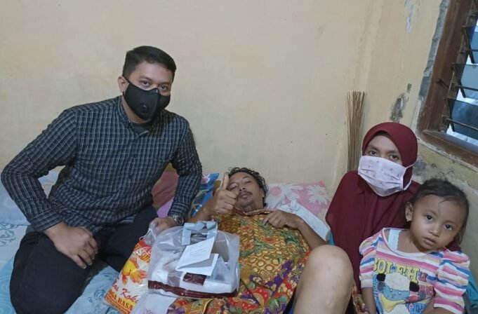 Dekat Bersahabat, Kasi Humas Ciko Jenguk Wartawan yang Sakit, Berikan Tali Kasih dari Kapolres Cirebon Kota