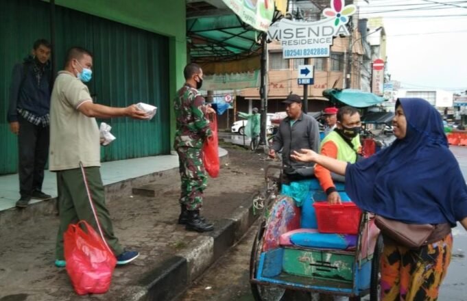 Jum’at Berkah, Prajurit Korem 064/MY Berbagi Nasi Bungkus