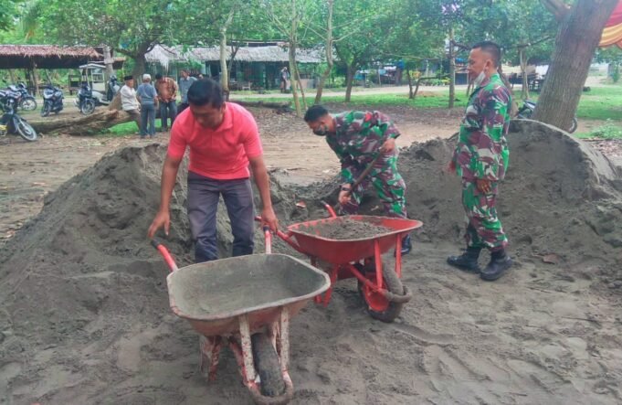Gotong Royong Bersama Warga, Anggota TNI Bantu Bangun Masjid di Kecamatan Dewantara