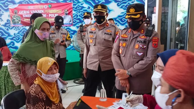 Kapolres Cirebon Kota Laksanakan Giat Gerakan door to door Vaksinasi Lansia