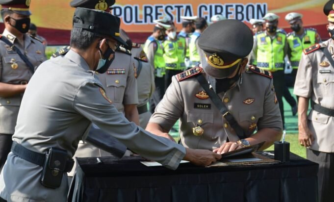 Kapolresta Cirebon Pimpin Sertijab Para Kasat dan Kapolsek