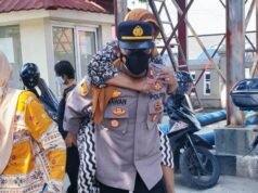 Kapolsek Lemahwungkuk Beraksi Spontan Gendong Lansia yang Akan Suntik Vaksin