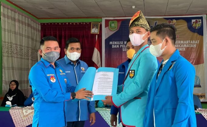 Ketua DPD KNPI Riau Serahkan SK Kepengurusan DPD KNPI Meranti Pada Momentum Jambore Pemuda