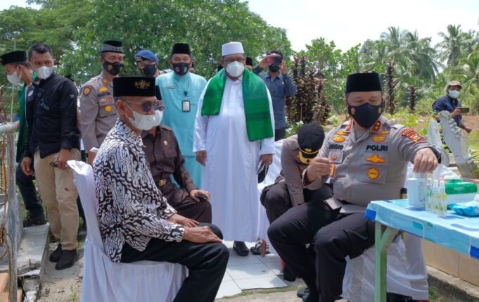 Kunker Ke Inhil, Kapolda Serahkan 1500 Dosis Vaksin, Bansos dan Bantuan Untuk Rumah Ibadah