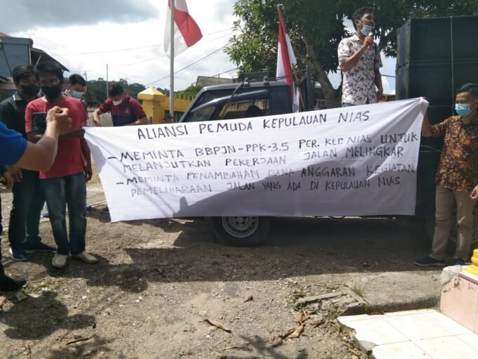 Pemuda Kepulauan Nias Menggelar Unjuk Rasa Menyampaikan Aspirasi di Kantor Sekertariat PPK 3.5 di Gunungsitoli