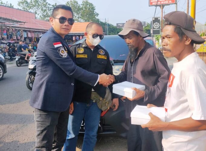 Peduli Wong Cilik di Masa Pandemi, Burhanudin Ketua LSM GNRI 88 DPC Purwakarta Bagikan Ratusan Nasi Kotak