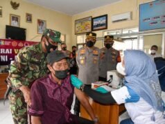 Persiapan Pilwu, Polresta Cirebon Gelar Vaksinasi Covid-19 di Desa Lungbenda