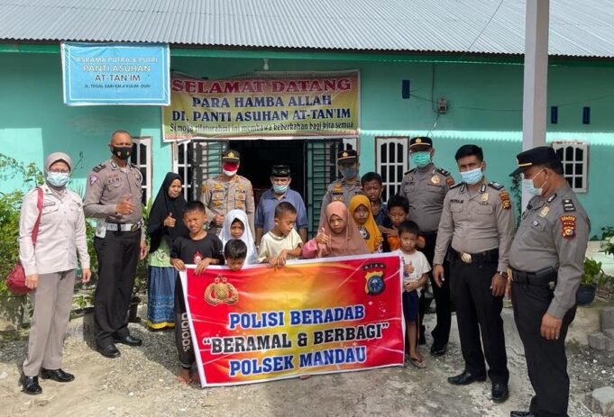 Polisi Beradab, Beramal dan Berbagi